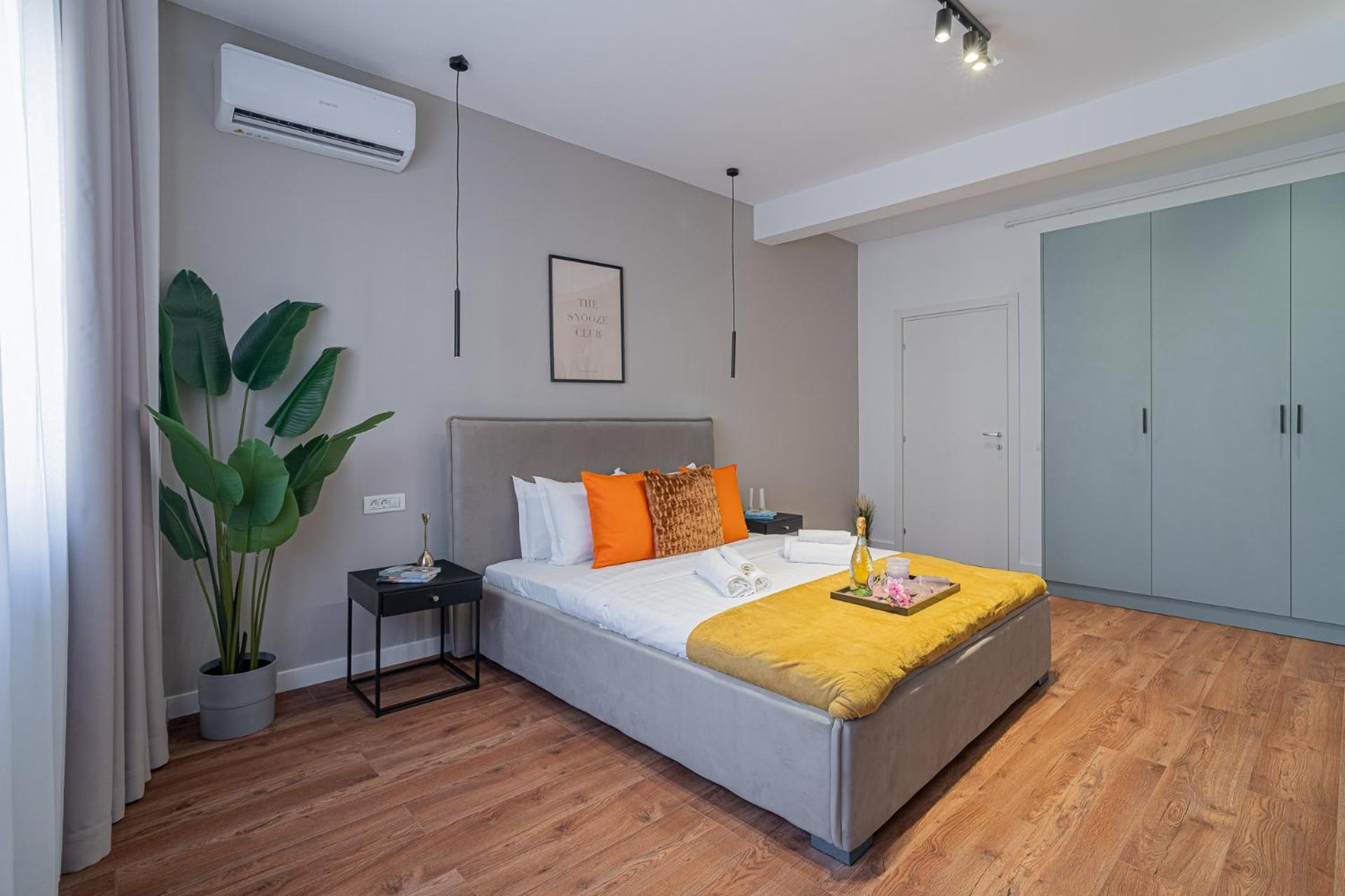 Modern & Spacious 2br - Steps To Cismigiu Gardens * Bucareste