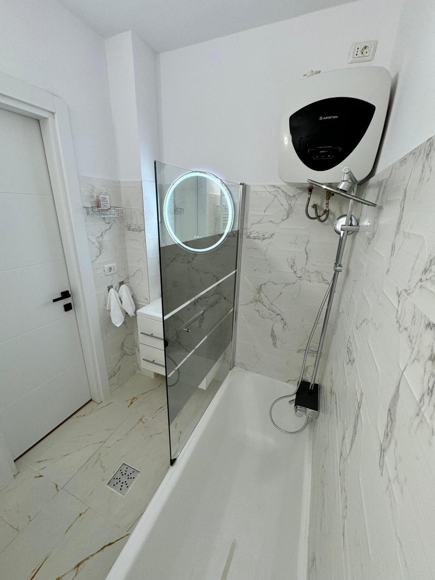 Beautiful With Two Bedrooms Apartment *