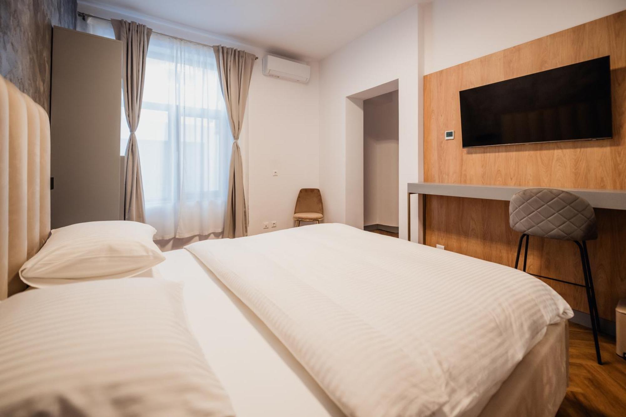 Aristide House Guest house *