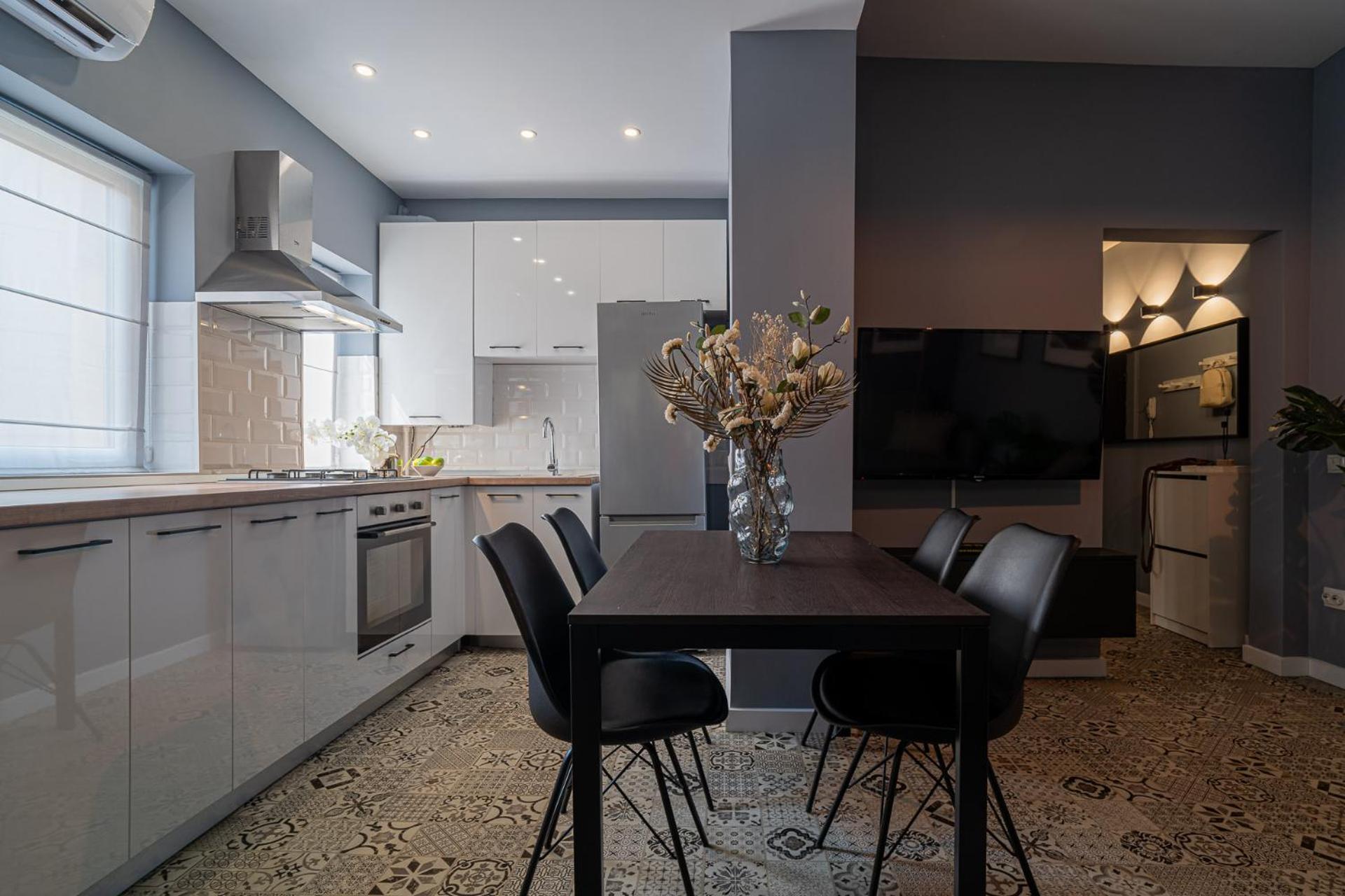Chic Black & White 2br Retreat On Dambovitei Apartment Bucharest