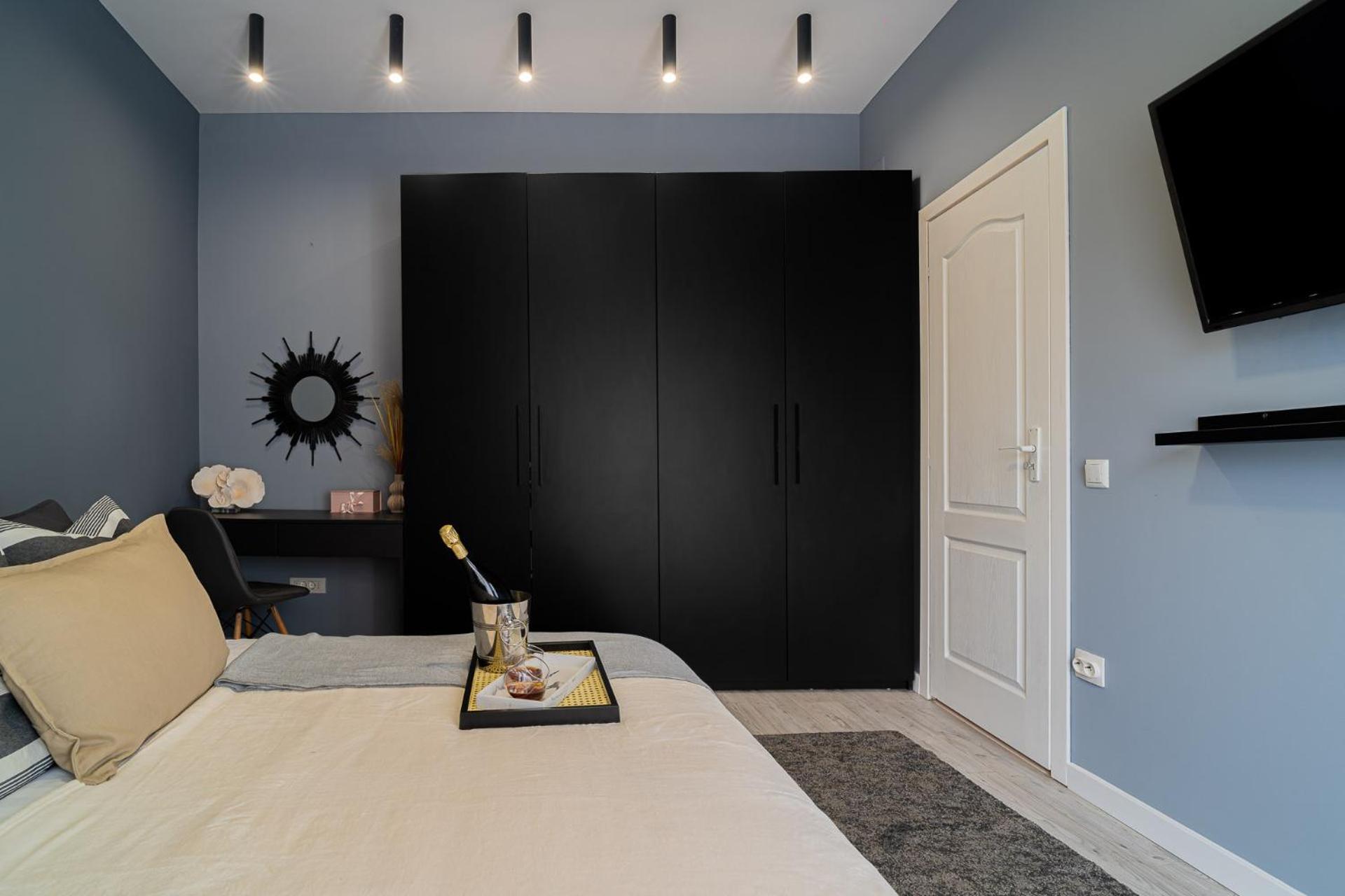 Apartment Chic Black & White 2br Retreat On Dambovitei Bucharest