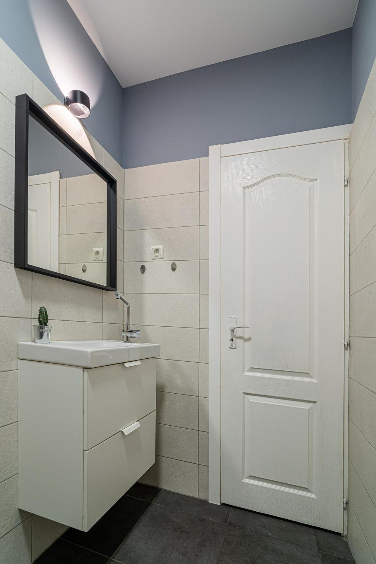 Chic Black & White 2br Retreat On Dambovitei *