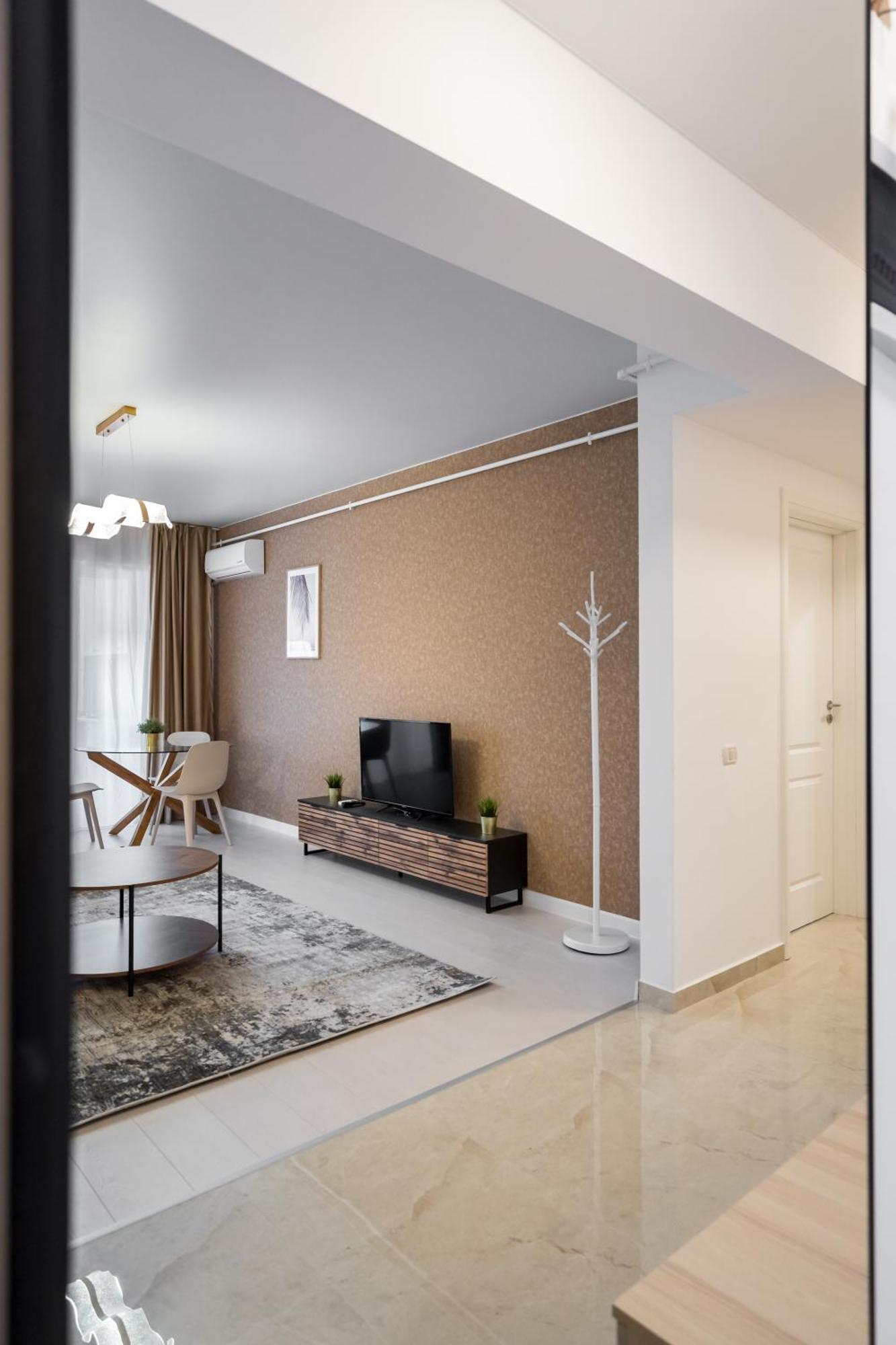 Spacious 606 Apartment