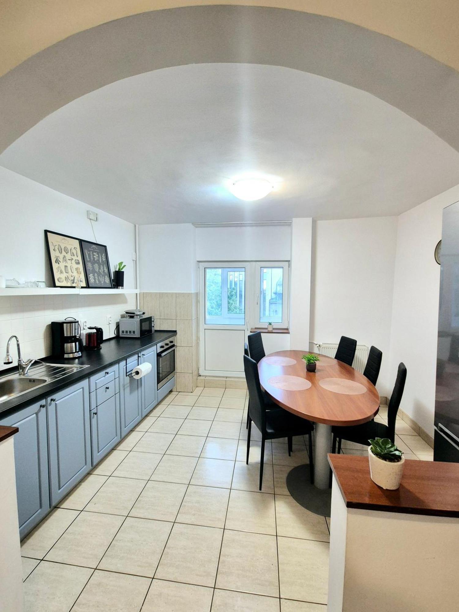 Next 2 Parliament - Tranquil Unirii - Airy & Comfy With Parking Apartamento