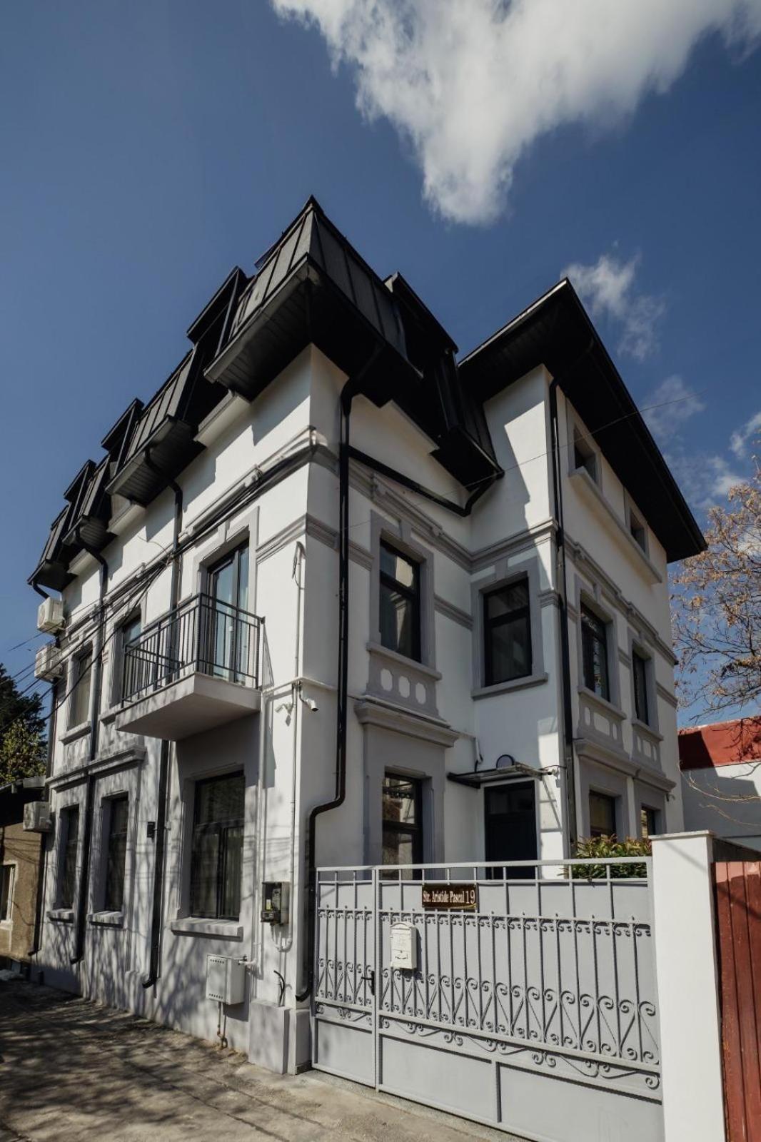 Aristide House Guest house *