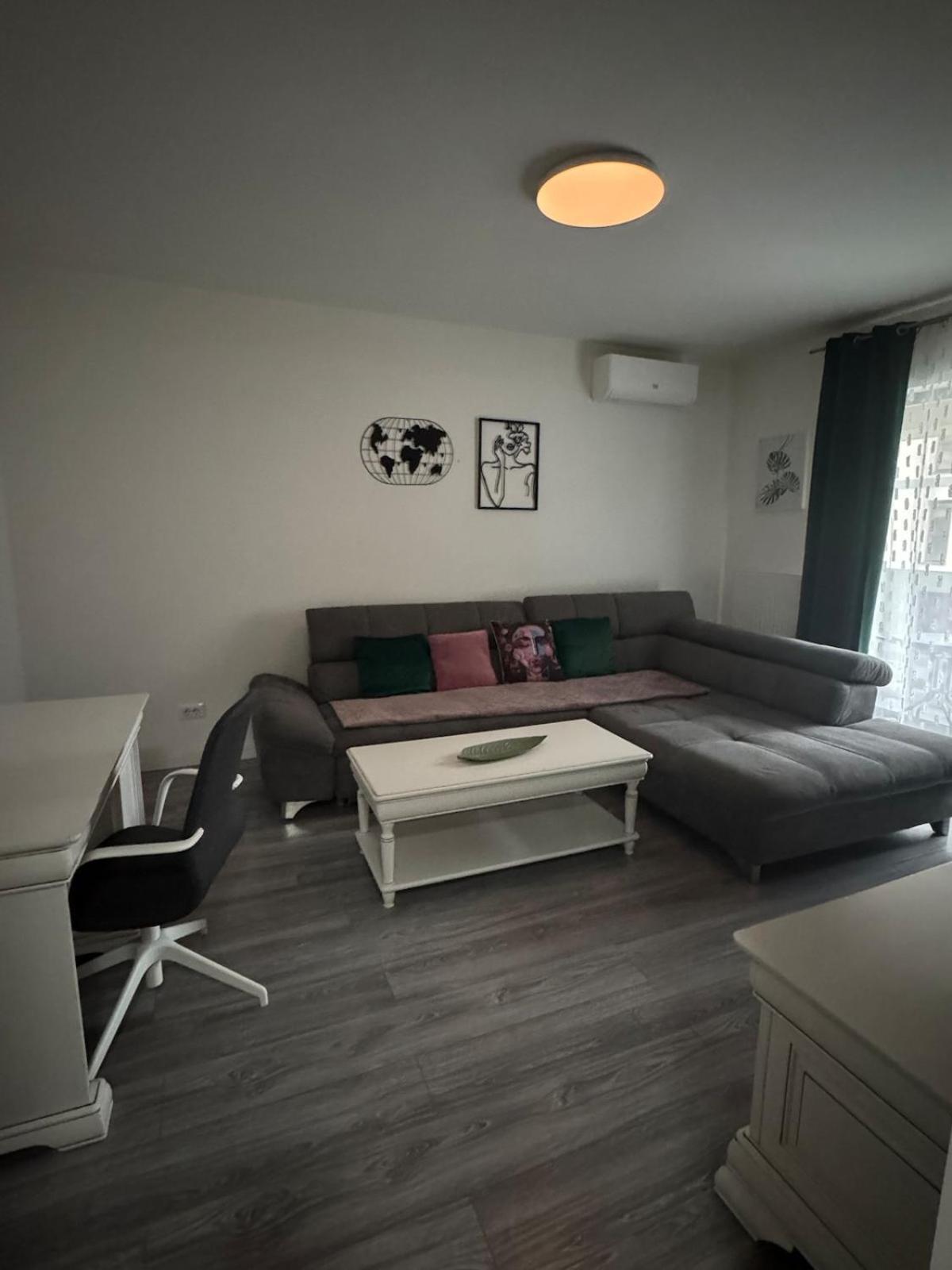 White In Exigent Plaza Romania Faza 4 *