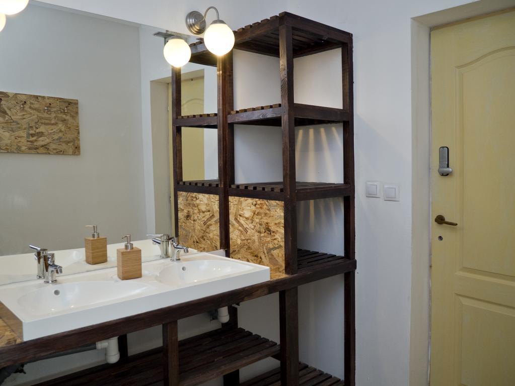 Victoria Poshtel *