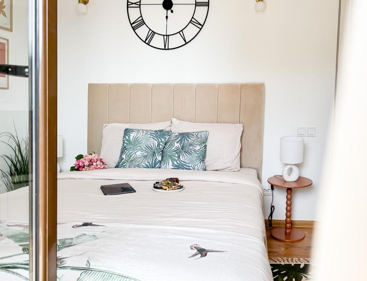 Golden Nest - M&n