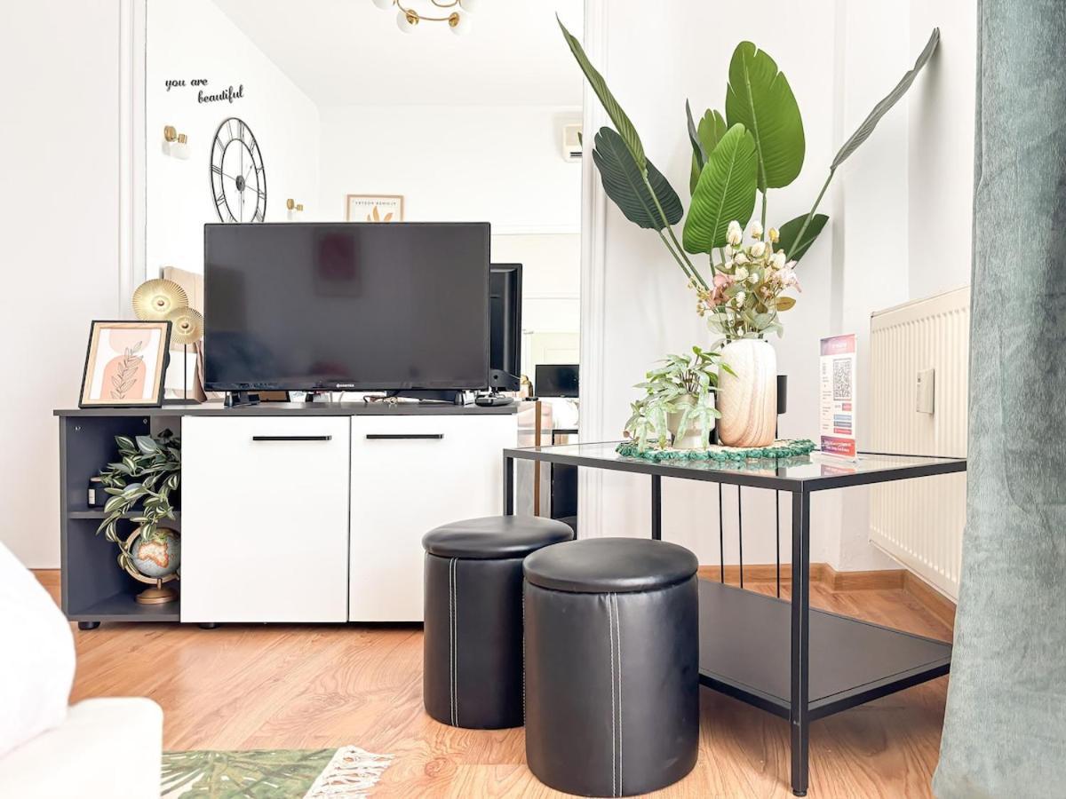 Golden Nest - M&n * Bucureşti
