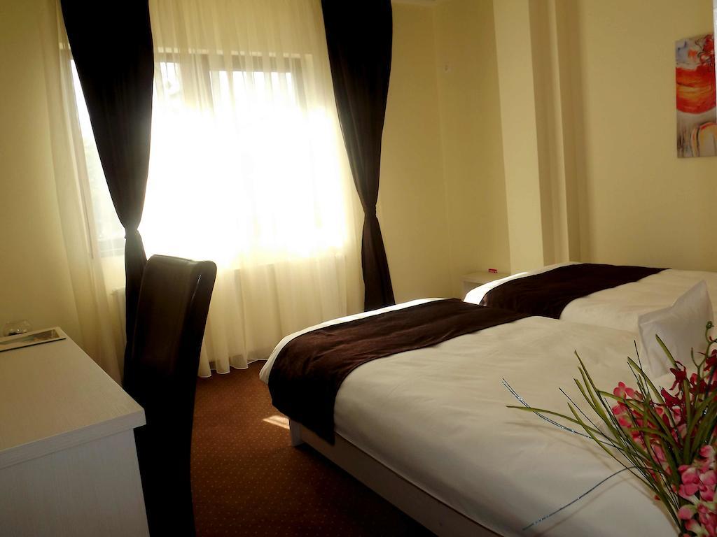 West Plaza 3* Bucureşti