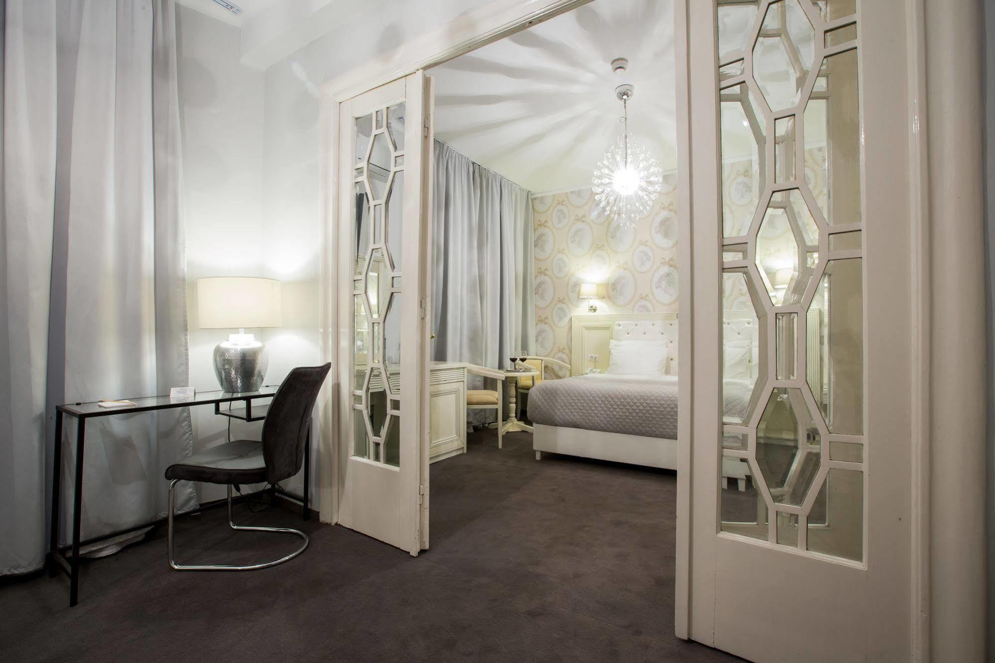 Cornelia Hotel