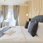 Royal Park Apartment With Wide Park View Terrace