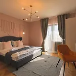 Royal Park Apartment With Wide Park View Terrace
