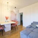 Royal Park Apartment With Wide Park View Terrace