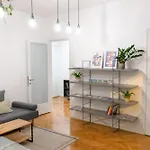 S Q U A Re Palace Gallery//Apartment