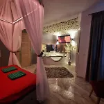 Deluxe Jacuzzi & Baldaquin Studio