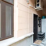 Urban Walls Apartments 5C