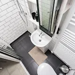 Urban Walls Apartments 5C