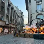 Unique & Special With Terrace In The Center