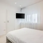 Elegant City Escape With Balcony Calea Victoriei