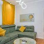 Chic 2Br Apartment - Ateneu - City Center