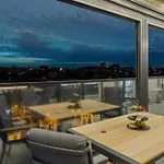 Crown Penthouse - Luxurious, Spa & Vista , By Uni88 Apartments