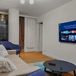 Crown Penthouse - Luxurious, Spa & Vista , By Uni88 Apartments