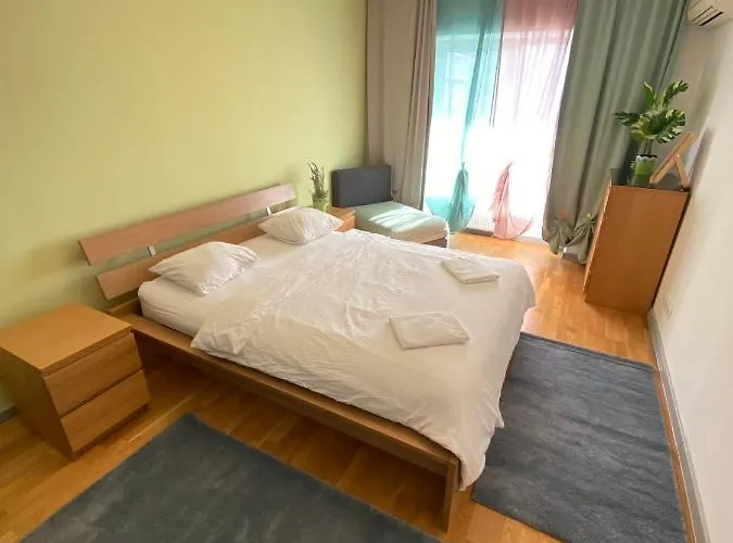 Green Apartment 214 With Private Parking