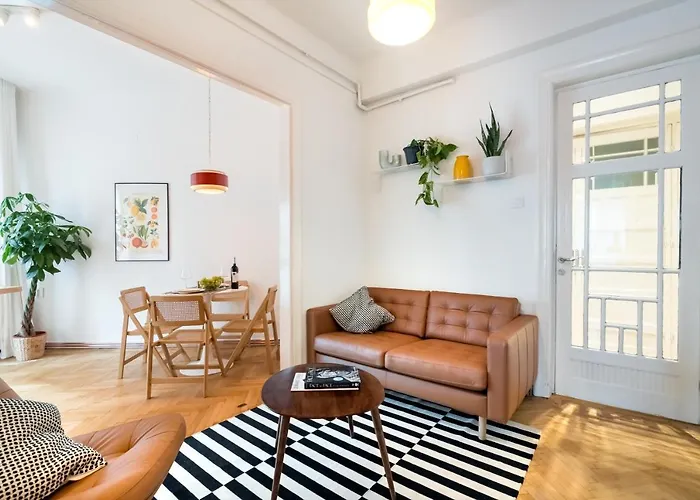 Cismigiu Serenity: 1Br Flat With Scenic Balcony