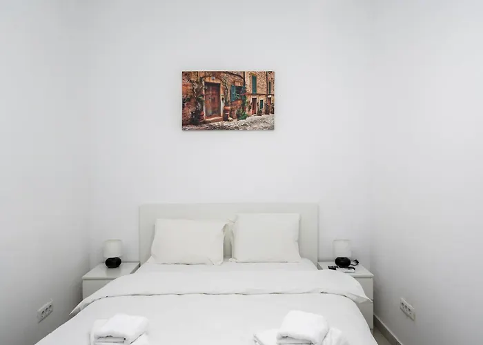 Urban Walls Apartments 5C