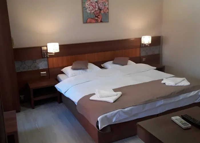 Aura\'S West Accommodation Private Parking In Front Yard