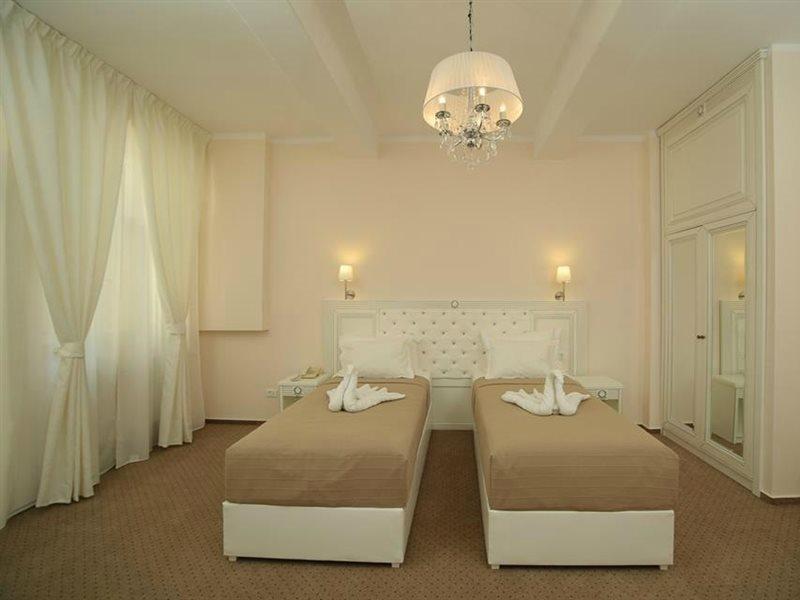 Hotel Cornelia 3*