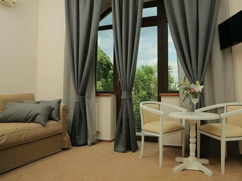 Hotel Cornelia 3*