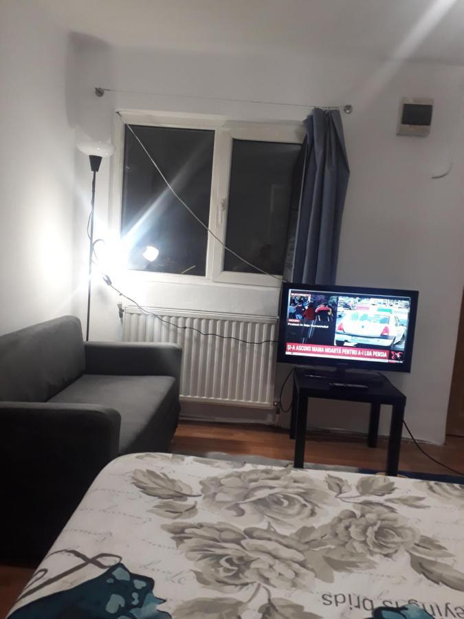 Tobyta Nu Primesc Santieristi Si Petrecareti *
