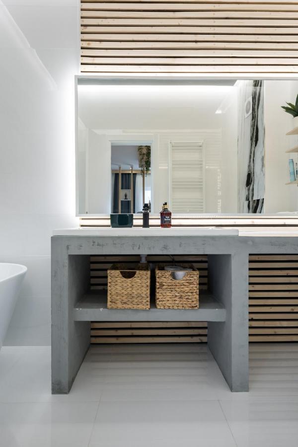 Apartament Jungle Escape - Luxe 1-br Haven In