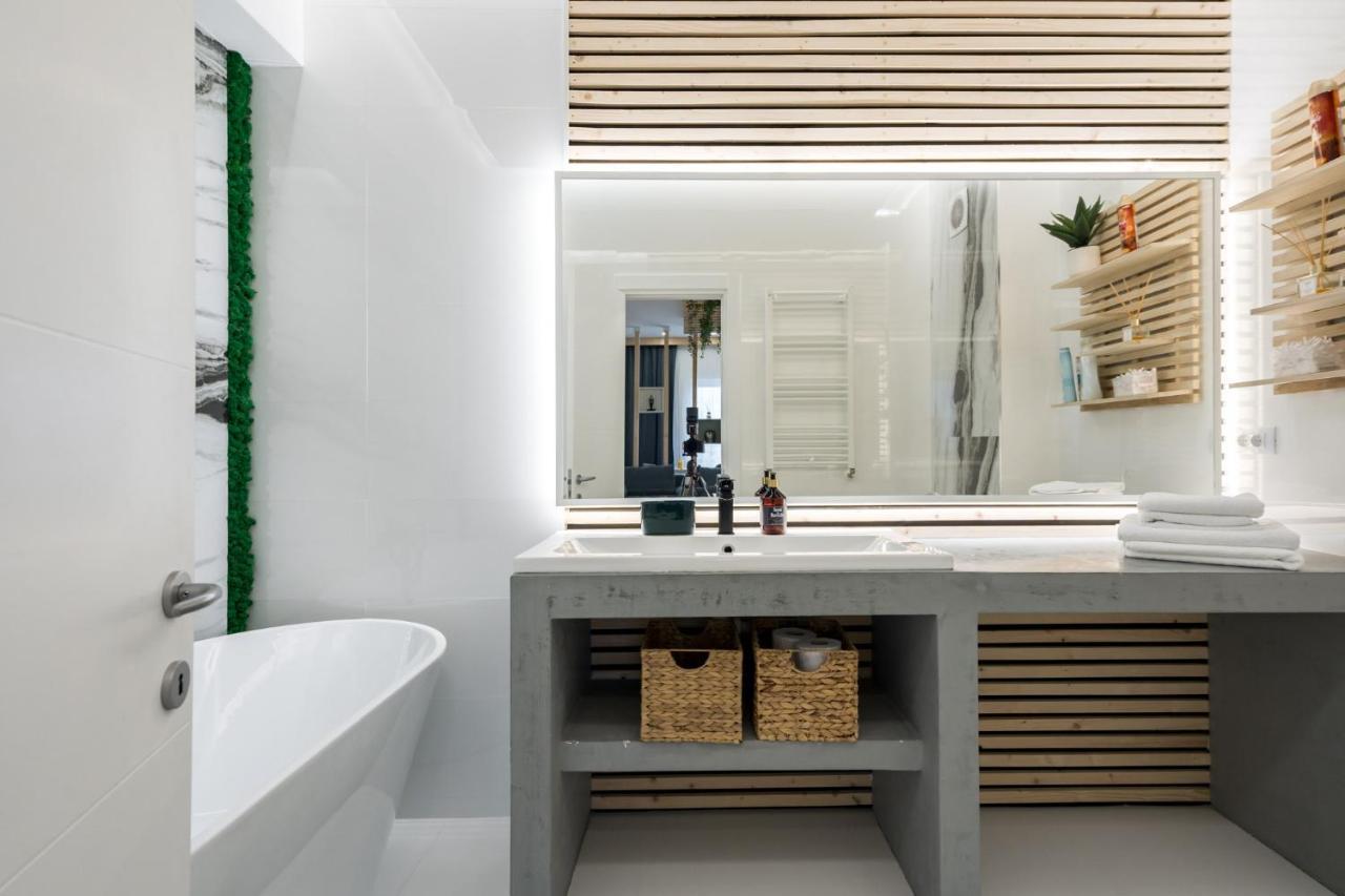 Apartament Jungle Escape - Luxe 1-br Haven In *