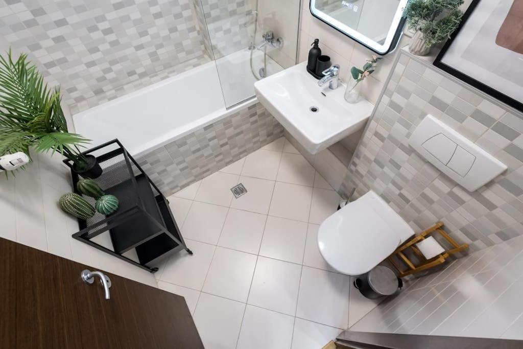 Apartment Vivando - Bright 1br - Amazing Terrace + Parking Bucharest