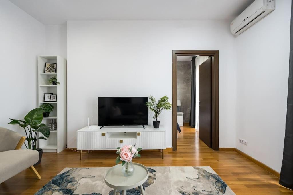 Apartment Vivando - Bright 1br - Amazing Terrace + Parking Bucharest