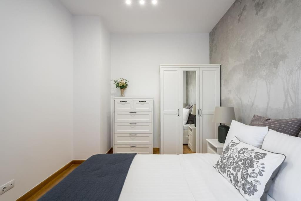 Apartment Vivando - Bright 1br - Amazing Terrace + Parking Bucharest