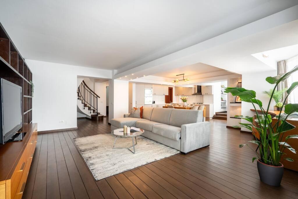 Apartment Superb Views 3br Duplex - 4 Balconies + Parking *