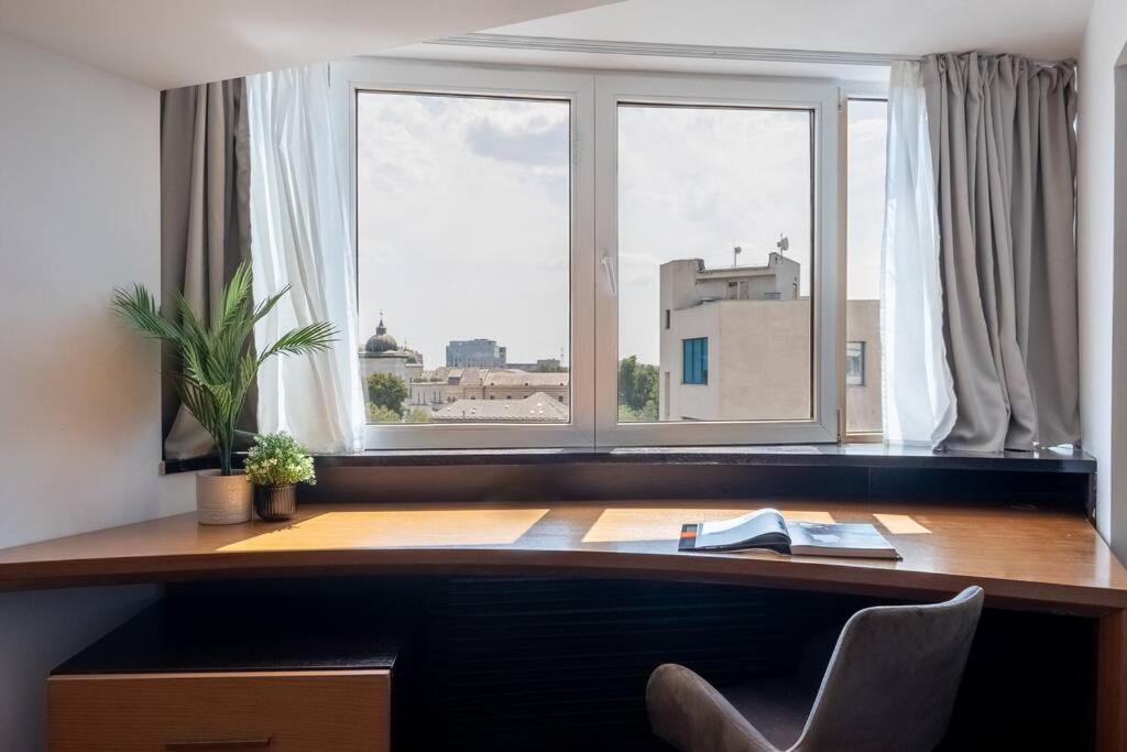 Superb Views 3br Duplex - 4 Balconies + Parking Apartment *