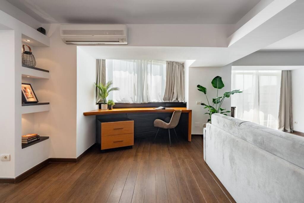 Superb Views 3br Duplex - 4 Balconies + Parking Apartment