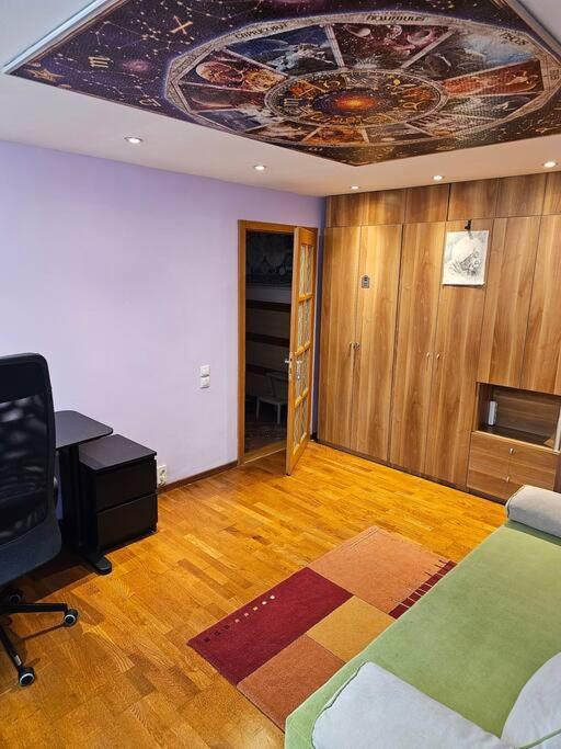 Flying Bee Apartment