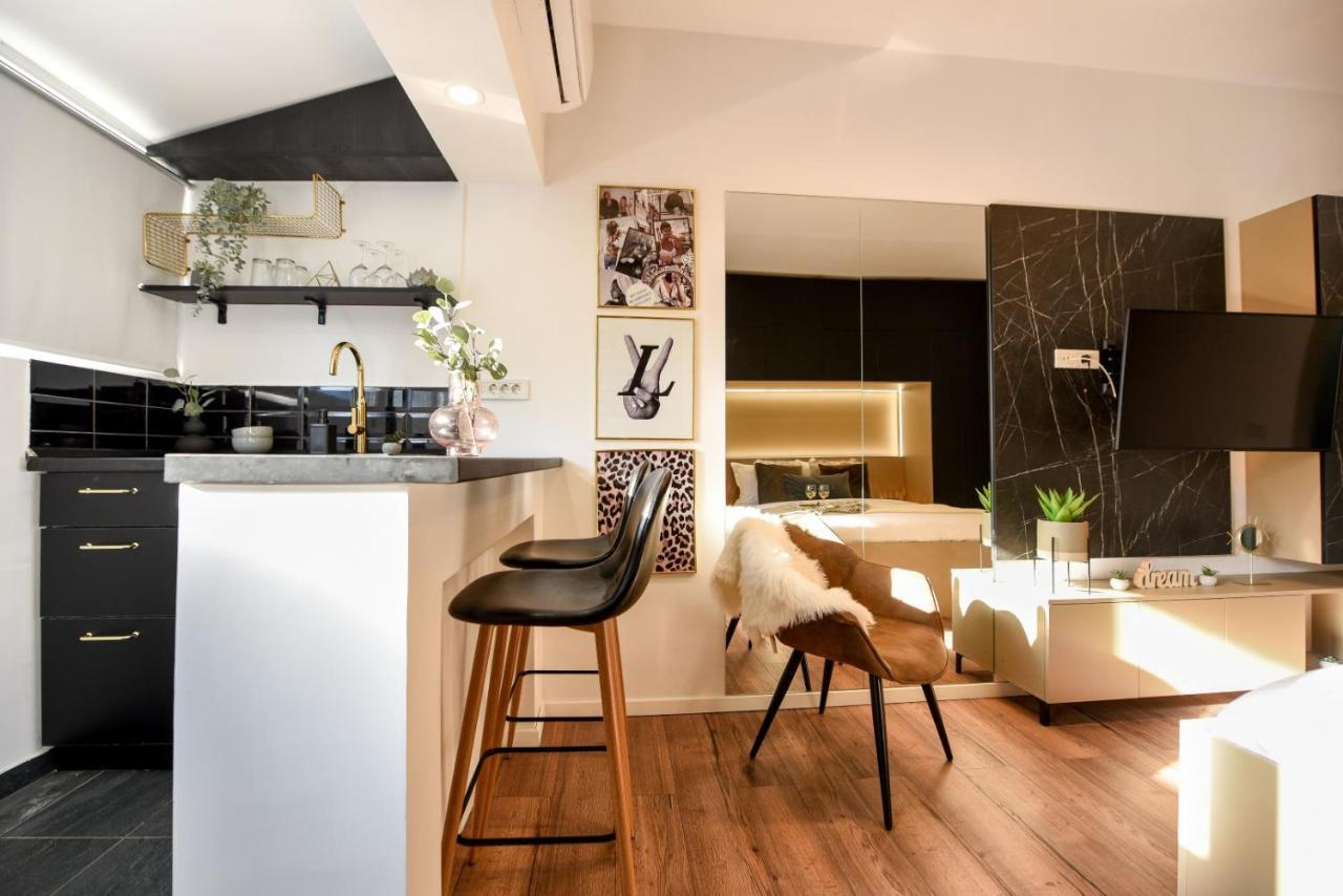 Calea Victoriei Modern - Escape In The Center *