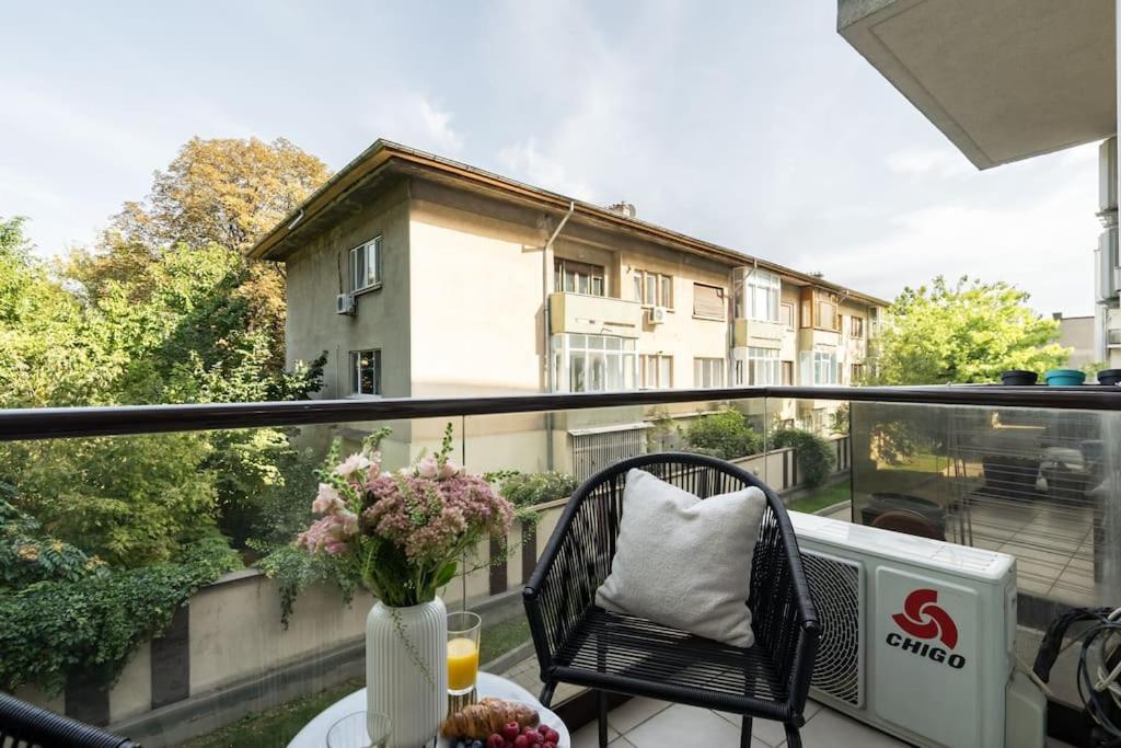 Vivando - Bright 1br - View Balcony - Parking Apartment