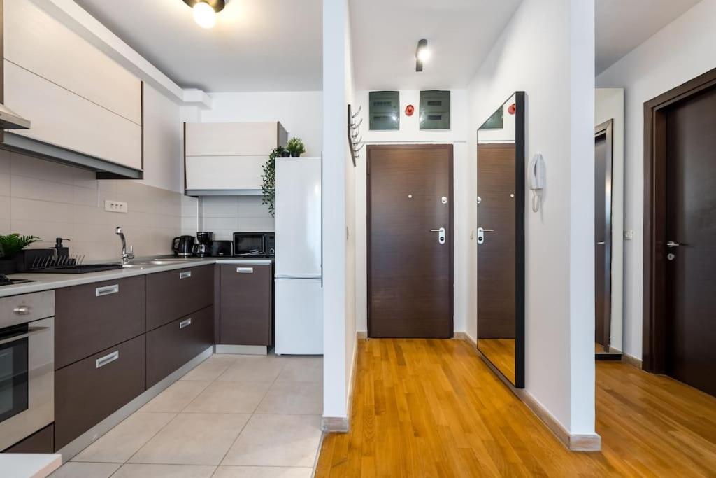 Vivando - Bright 1br - View Balcony - Parking Apartment *