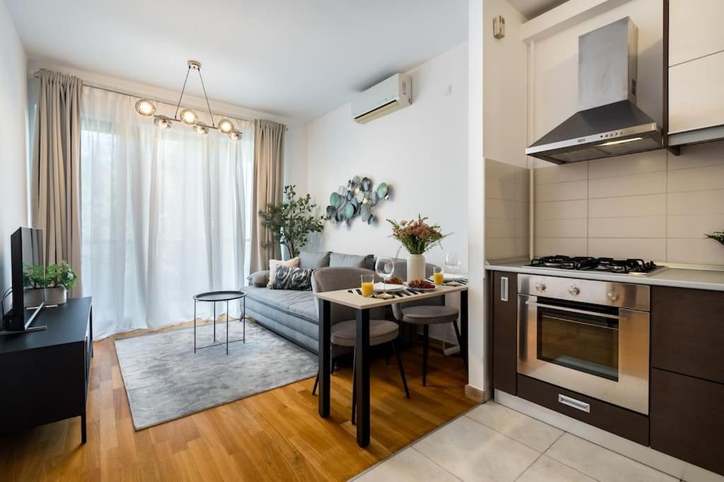 Vivando - Bright 1br - View Balcony - Parking Apartment