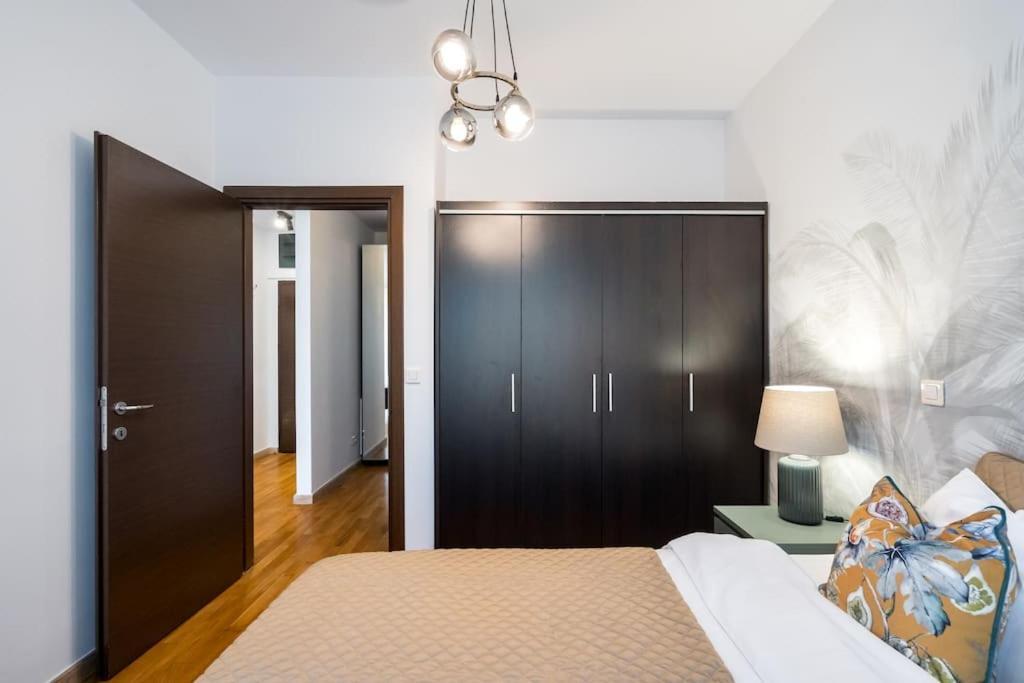 Vivando - Bright 1br - View Balcony - Parking Apartment