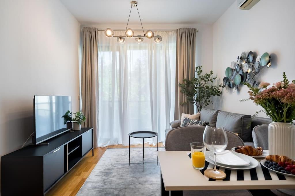 Vivando - Bright 1br - View Balcony - Parking *