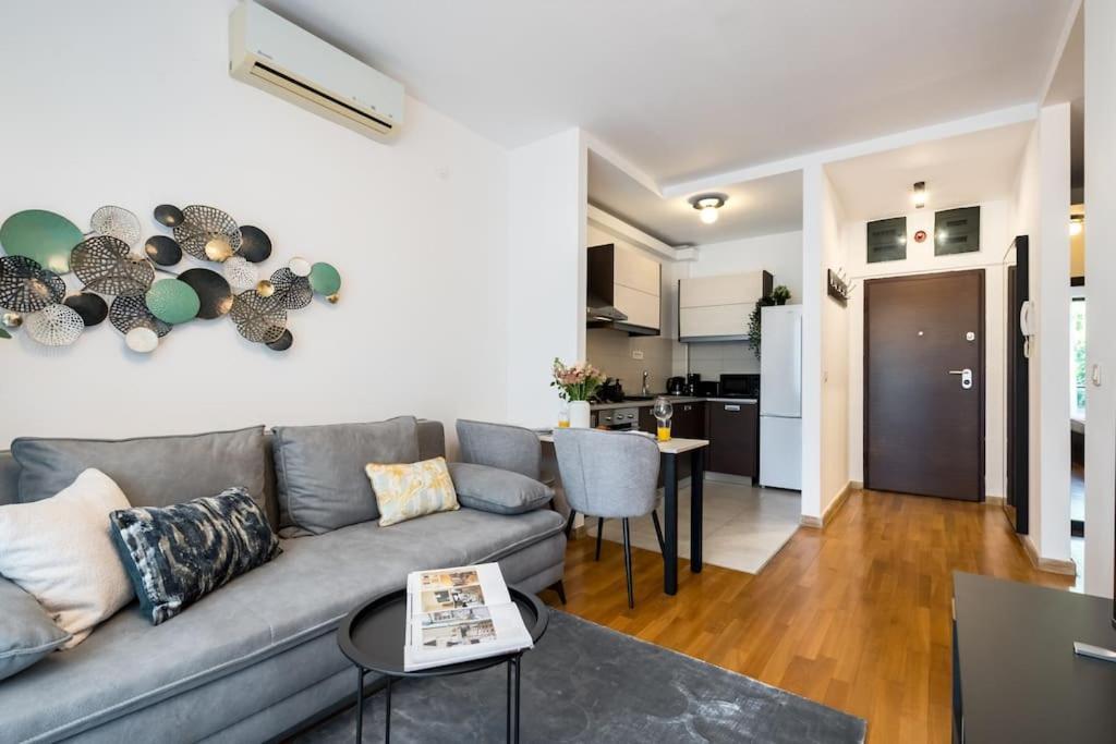 Apartment Vivando - Bright 1br - View Balcony - Parking Bucharest